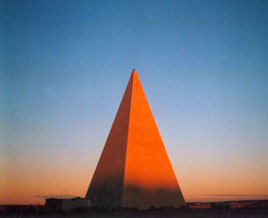 закат у пирамиды Голода